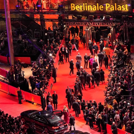 Archivbild, Vogelperspektive: Roter Teppich bei der Eröffnung der Berlinale 2023