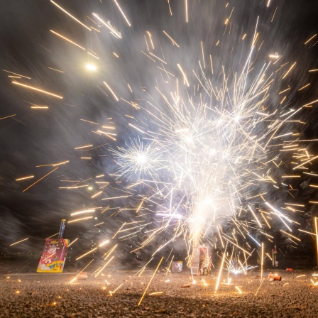 Brennende Wunderkerze in der Silvesternacht