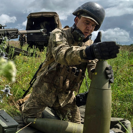 Ein ukrainischer Soldat installiert einen Zünder für eine 155-mm-Artilleriegranate an einer Haubitze des Typs M777 aus US-Produktion.