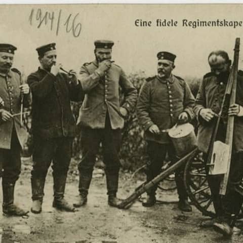 Soldaten mit improvisierten Musikinstrumenten, um 1915