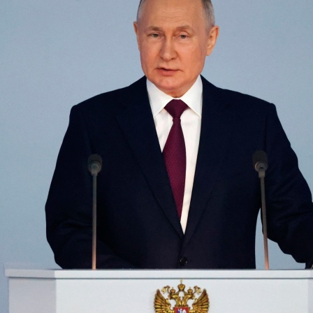 Der russische Präsident Wladimir Putin hält vor Publikum eine Rede zur Lage der Nation.