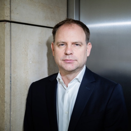 Christoph Meyer, Landesvorsitzender der FDP-Berlin, steht vor einem Fahrstuhl in der Landesgeschäftsstelle.