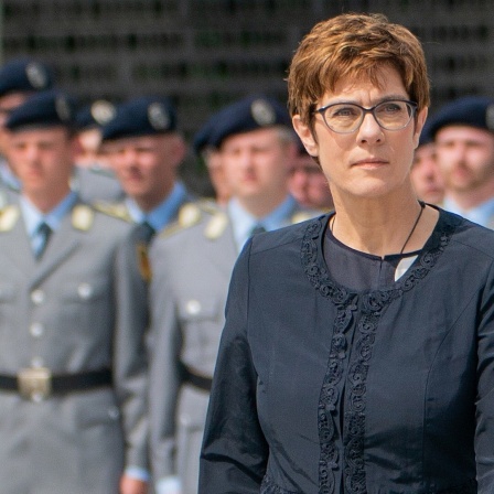 Annegret Kramp-Karrenbauer, Bundesverteidigungsministerin und Bundesvorsitzende der CDU, beim Gelöbnis im Bendlerblock in Berlin. Im Hintergrund sind Soldaten zu sehen.
