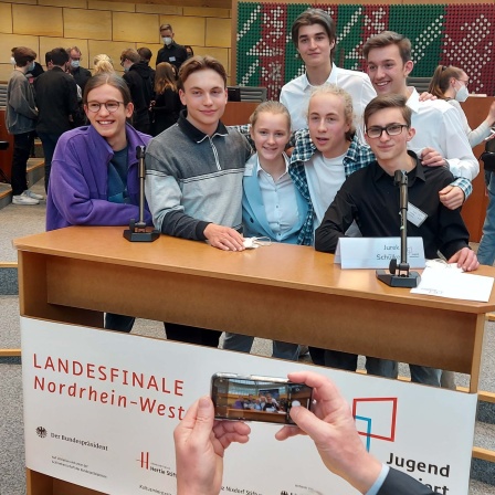 Jugendliche stehen im NRW Landtag hinter einem Rednerpult