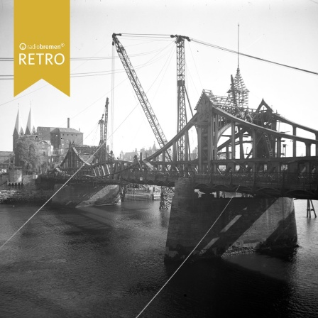 Die zerstörte Weserbrücke wird mit Drahtseilen gehalten - historisches Foto aus den 50er Jahren