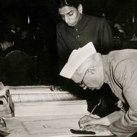 Jawaharlal Nehru bei der Unterzeichnung der Verfassung