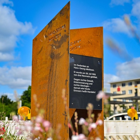 Das neue Denkmal am Bahnhof Strausberg für das Neonazi-Opfer Hans-Georg Jakobson. (Bild: picture alliance/dpa/Patrick Pleul)