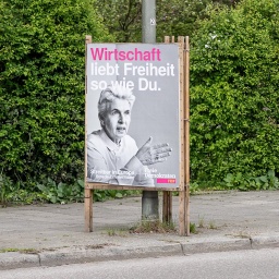 Auf einem Plakat der FDP für die Europawahl ist Agnes Strack-Zimmermann abgebildet. Über ihr steht: "Wirtschaft liebt Freiheit so wie du."