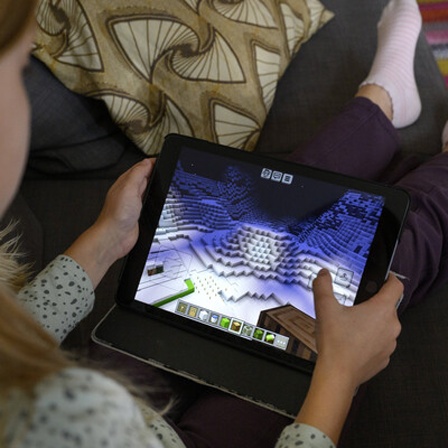 Ein Kind mit iPad
