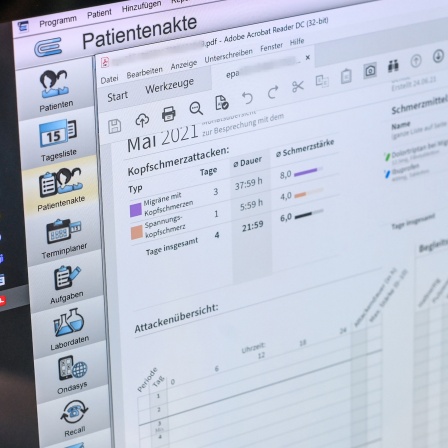 Auf einem Bildschirm ist eine elektronischen Patientenakte mit einem E-Rezept zu sehen.