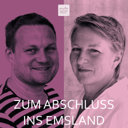 Auf dem Bild sind zwei Gesichter in Großaufnahme zu sehen, die einander zugewandt sind, vor einem lilafarbenen Hintergrund. Unten im Zentrum ist die Schrift "Zum Abschluss ins Emsland" zu lesen.
