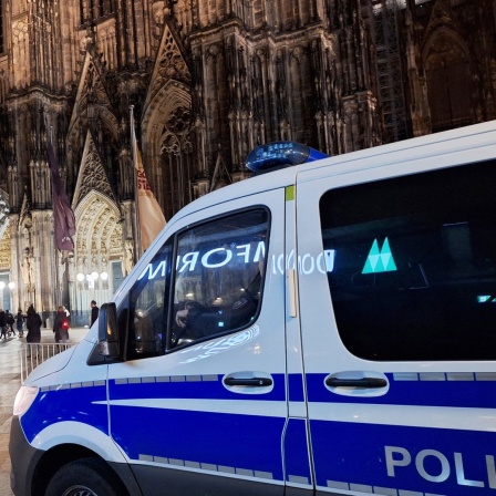 Köln: Ein Einsatzfahrzeug der Polizei steht vor dem Dom. 