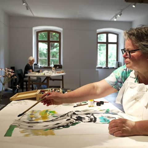 Künstlerin malt eine Landschaft in einem Schwedter Atelier. Bild: rbb