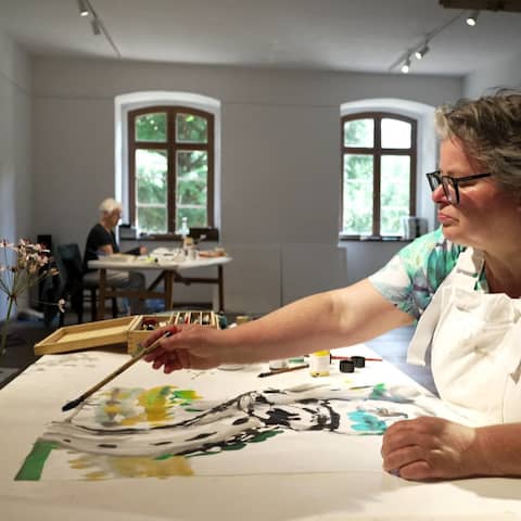 Künstlerin malt eine Landschaft in einem Schwedter Atelier. Bild: rbb