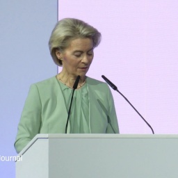 EU-Kommissionspräsidentin Ursula von der Leyen am Rednerpult.