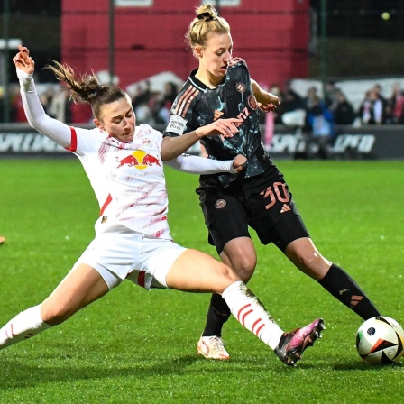 Carolin Simon (r.) im Zweikampf mit Lara Marti