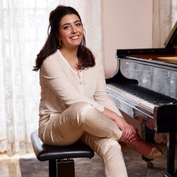 Die Pianistin Sophie Pacini am Klavier