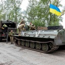 Ukrainische Soldaten haben auf einem russischen Panzer mit dem Buchstaben "V" die Flagge der Ukraine gehisst, 8. September 2022