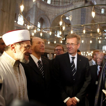 Imam Emrullah Hatipogölu erläutert Bundespräsident Christian Wulff und seiner Frau Bettina die Blaue Moschee in Istanbul (Archivbild)