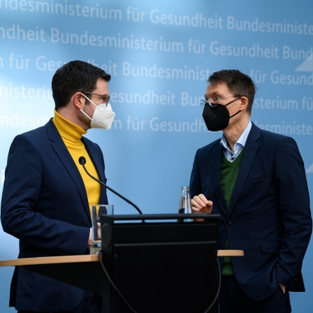 Karl Lauterbach (r, SPD), Bundesminister für Gesundheit, und Marco Buschmann (FDP), Bundesminister der Justiz, unterhalten sich am Ende einer Pressekonferenz zur Novelle des Infektionsschutzgesetzes (IFSG) im Bundesministerium der Gesundheit.