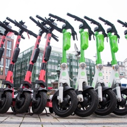 E-Scooter stehen eng nebeneinander