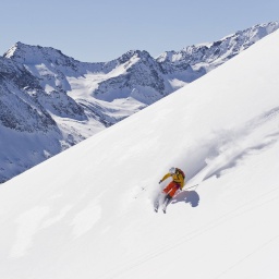 Ein Skifahrer zieht seine Spuren im frischen Schnee © imago/Westend61