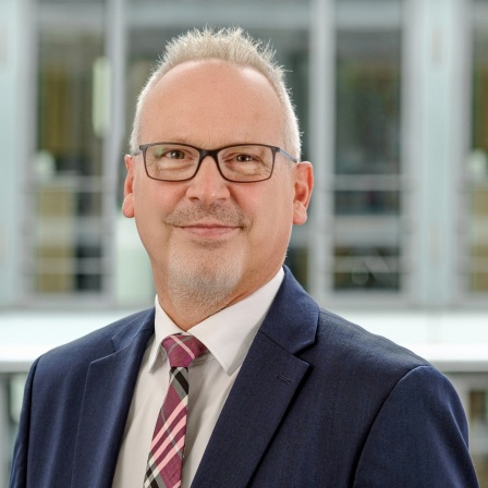 Ein Porträtbild von Dr. Jochen Pimpertz, Leiter des Clusters Staat, Steuern und Soziale Sicherung am Institut der deutschen Wirtschaft in Köln.