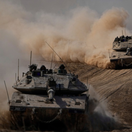 Israelische Panzer fahren auf die Grenze zum Gazastreifen im Süden Israels zu.