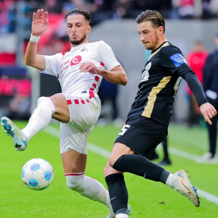 Zweikampf zwischen Elversbergs Lukas Petkov und Kölns Leart Pacarada