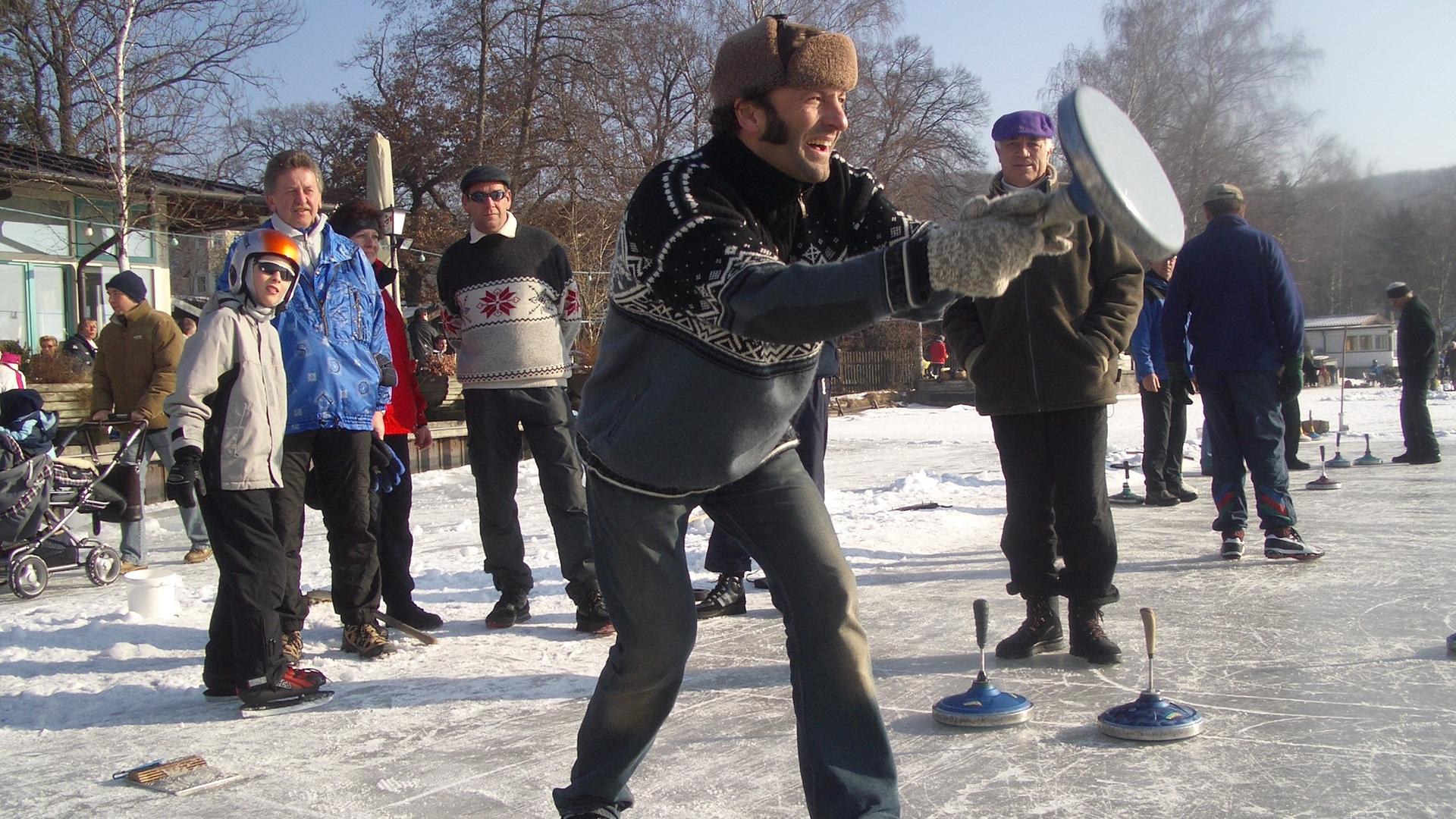 freizeit Schmidt Max beim Eisstockschießen ARD Mediathek