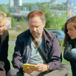 Die drei Darsteller von Corinne, Bertrand und Blanche sitzen nebeneinander.