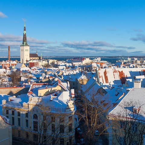 Estlands Hauptstadt Tallinn ist mit Schnee bedeckt (Quelle: imago images / Panthermedia)