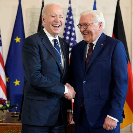 US-Präsident Biden und Bundespräsident Steinmeier schütteln sich die Hand.