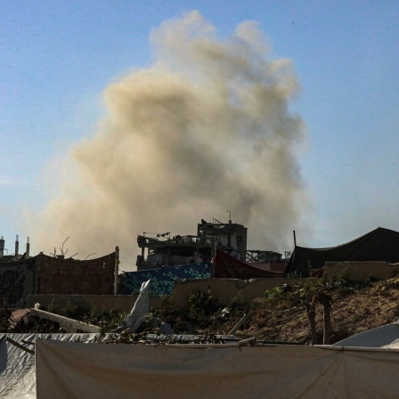 Rauch steigt auf nach israelischen Luftangriffen auf palästinensische Häuser im nördlichen Gazastreifen.