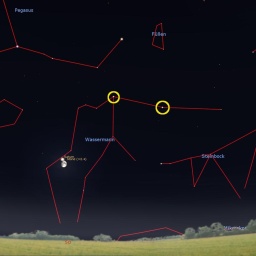 In einem Sternbild sind die „Glückssterne“ Sadalmelek (links) und Sadalsuud (rechts) mit einem gelben Kreis markiert.