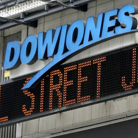 DowJones-Schild mit Lauftext "Wall Street Journal" an der New Yorker Wallstreet (Archivbild)