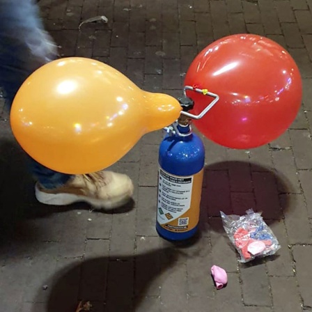 Mit Lachgas gefüllte Luftballons an einer Kartusche. 