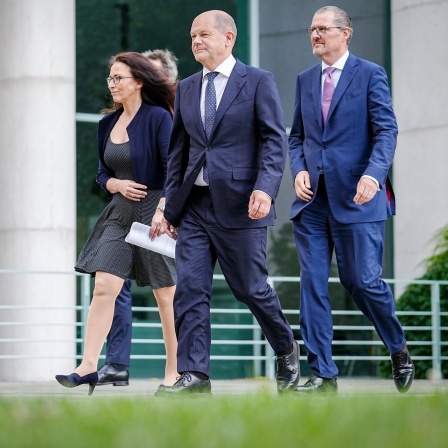 Olaf Scholz, Yasmin Fahimi und Rainer Dulger kommen im Bundeskanzleramt zu einer Pressekonferenz.