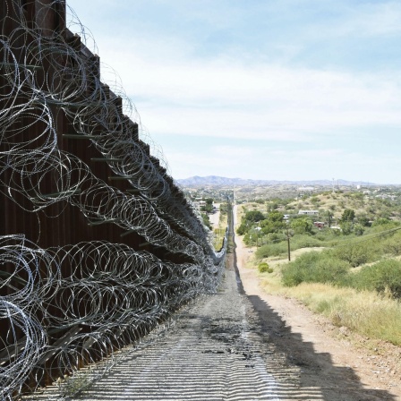 Stacheldraht ist an der Grenzmauer zwischen den Vereinigten Staaten und Mexiko angebracht