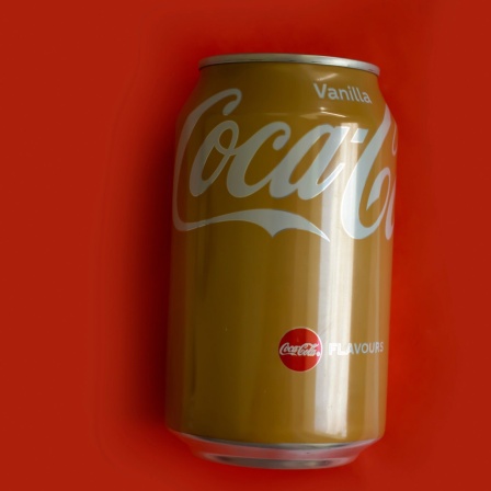 Coca Cola Vanille auf farbigem Hintergrund