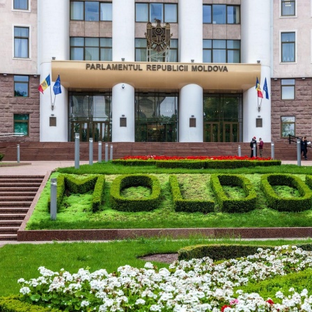 Vor dem Parlament der Republik Moldau ist der Name Moldawiens als Rasen/Hecke ins Beet gepflanzt.