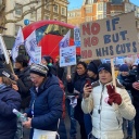 Streikende gegen Kürzungen im britischen Gesundheitssystem NHS in London