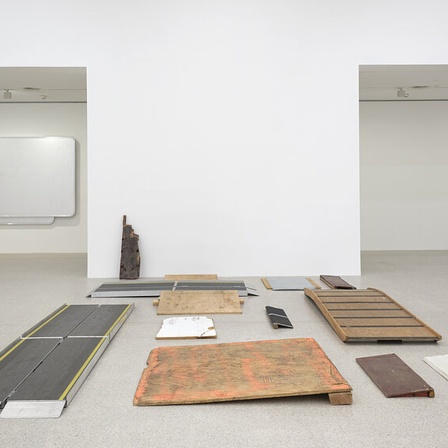 Installationsansicht von Ramps, 2014 und Missions, 2025: Eine Sammlung von hölzernen und metallenen Rampen, die auf dem Boden des Museums in einer strukturierten und doch fragmentierten Weise angeordnet sind.