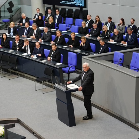 Bundespräsident Frank-Walter Steinmeier spricht in der Gedenkstunde zum 80. Jahrestag des Endes des Zweiten Weltkriegs im Bundestag.