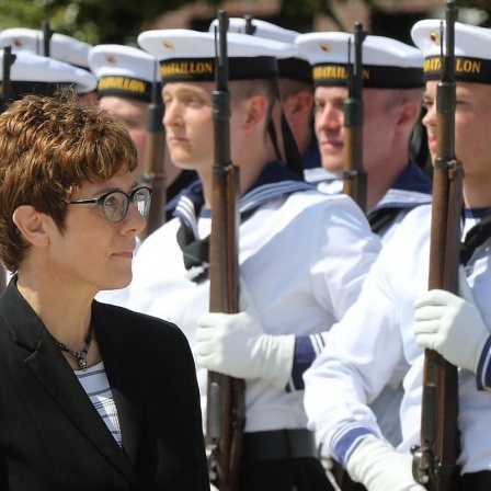 17.07.2019, Berlin: Ursula von der Leyen (CDU, l), scheidende Verteidigungsministerin und neugewählte EU-Kommissionspräsidentin, und ihre Nachfolgerin Annegret Kramp-Karrenbauer, Bundesvorsitzende der CDU, schreiten bei der Amtseinführung im Bundesvert