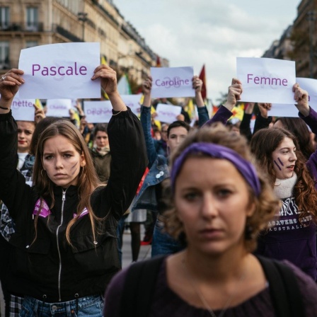 Demonstration gegen sexualisierte Gewalt und Femizide am 19. Oktober 2019 in Paris. Frauen halten Schilder hoch, auf denen die Namen von ermordeten Frauen stehen.