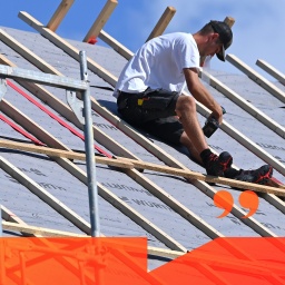 Dachdecker bei der Arbeit auf einem Hausdach | Bild: picture alliance / SvenSimon | Frank Hoermann/SVEN SIMON