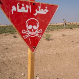 Ein rotes Schild mit weißem Totenkopf warnt vor Explosionen.