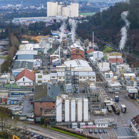zwei Personen auf Alm