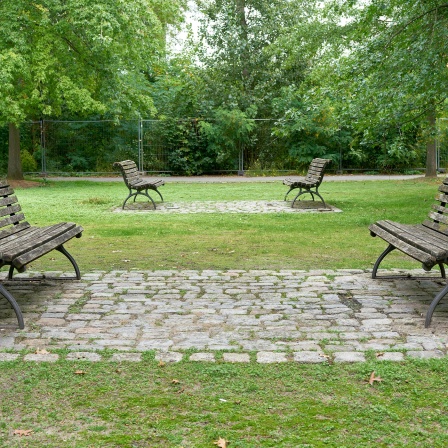 Parkbänke in einem Park in Berlin